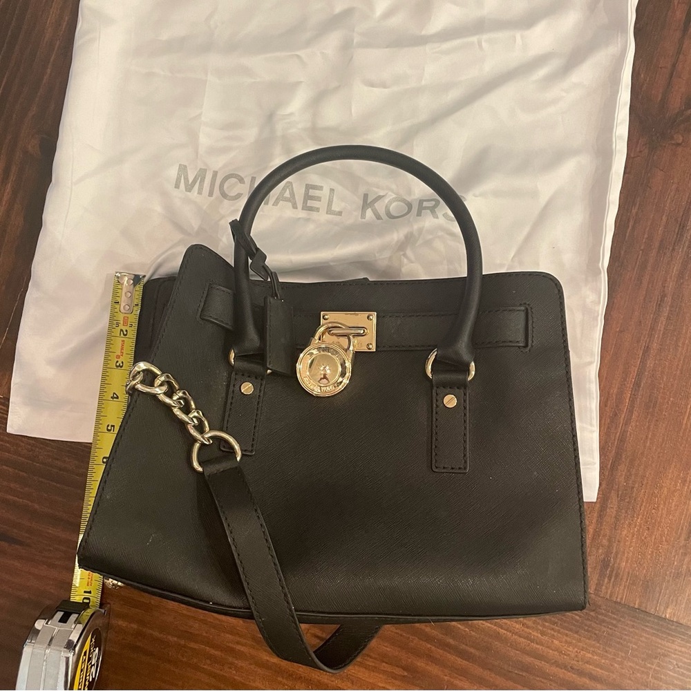 Very good condition Michael Kors purse. Only used a few times.